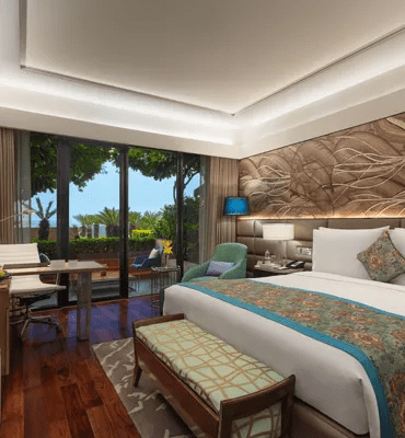 Club Room with Balcony