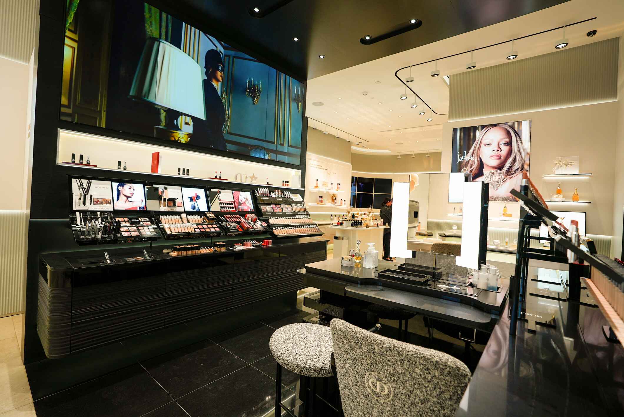 Dior store image Ambience Mall Gurugram 15