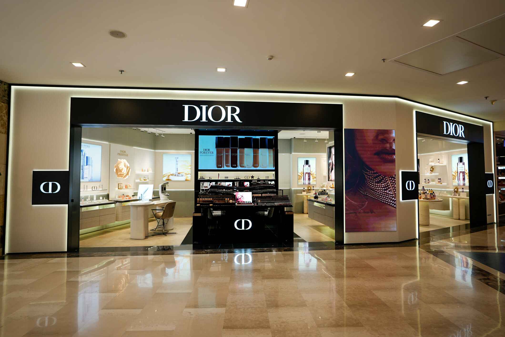 Dior store image Ambience Mall Gurugram 4