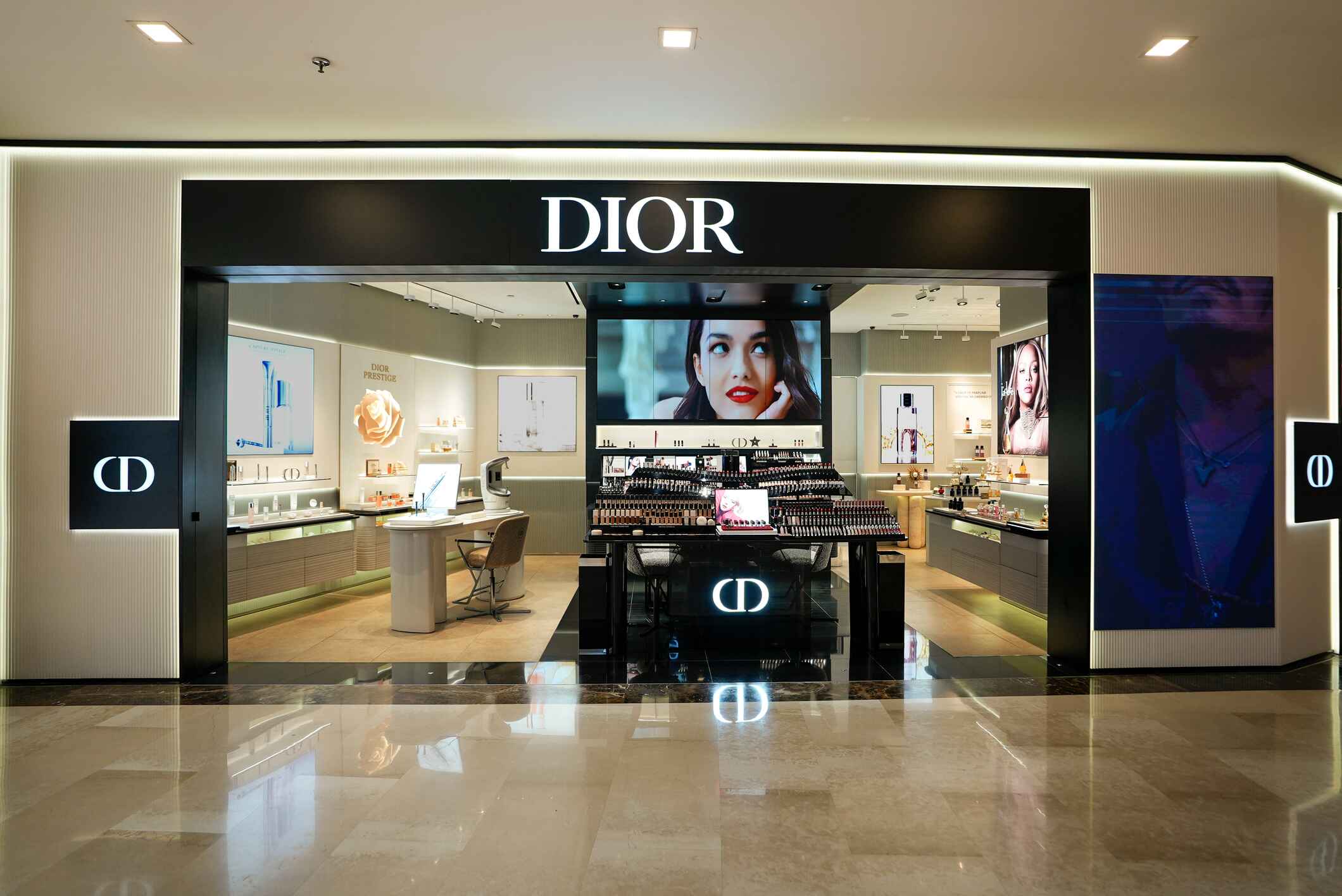 Dior store image Ambience Mall Gurugram 5