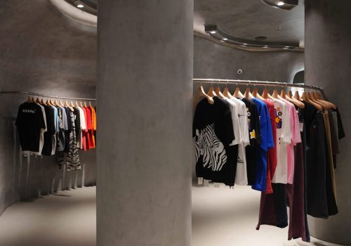 Bluorng store image Ambience mall Gurugram 4